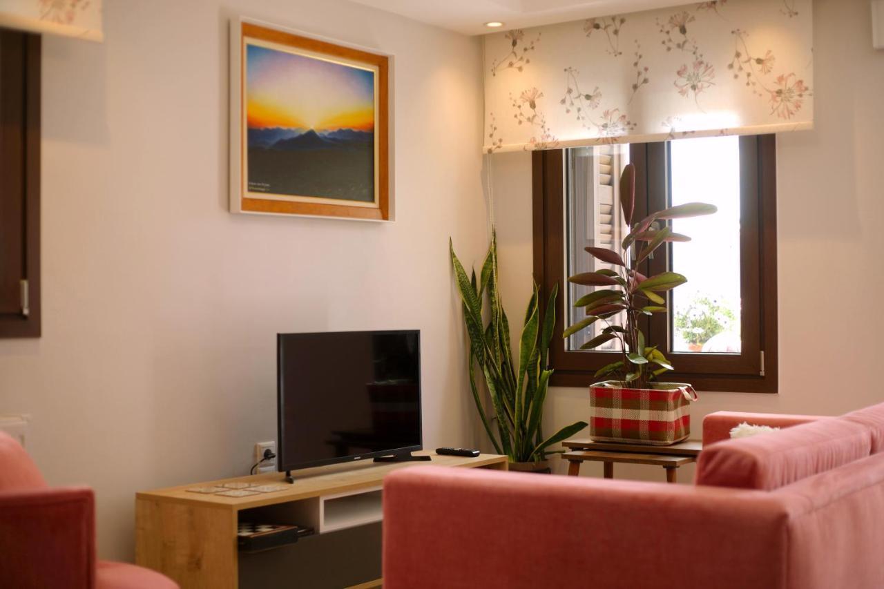 Apartamento Το Σπίτι Της Ευτυχίας Σουίτα Karpenísion Exterior foto